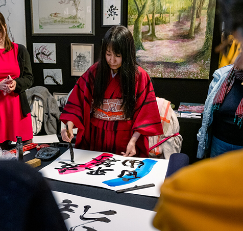 L'artiste Reiko en pleine démonstration de calligraphie